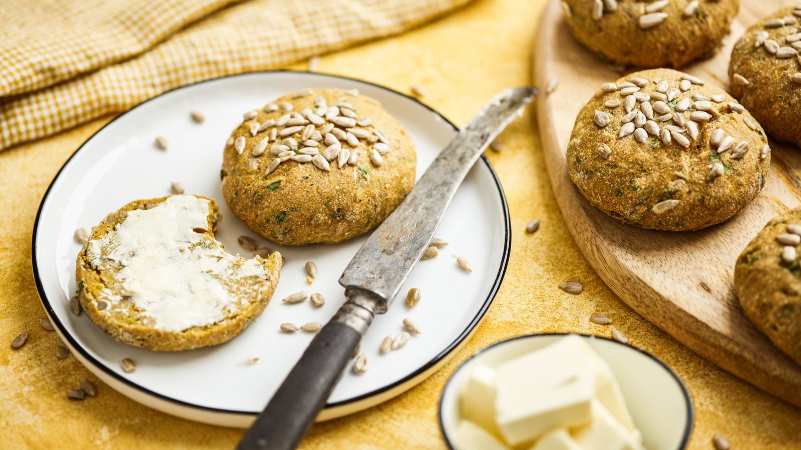Dinkelbrötchen auf einem weissen Teller serviert