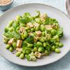 Brokkoli-Salat mit Edamame und mariniertem Tofu