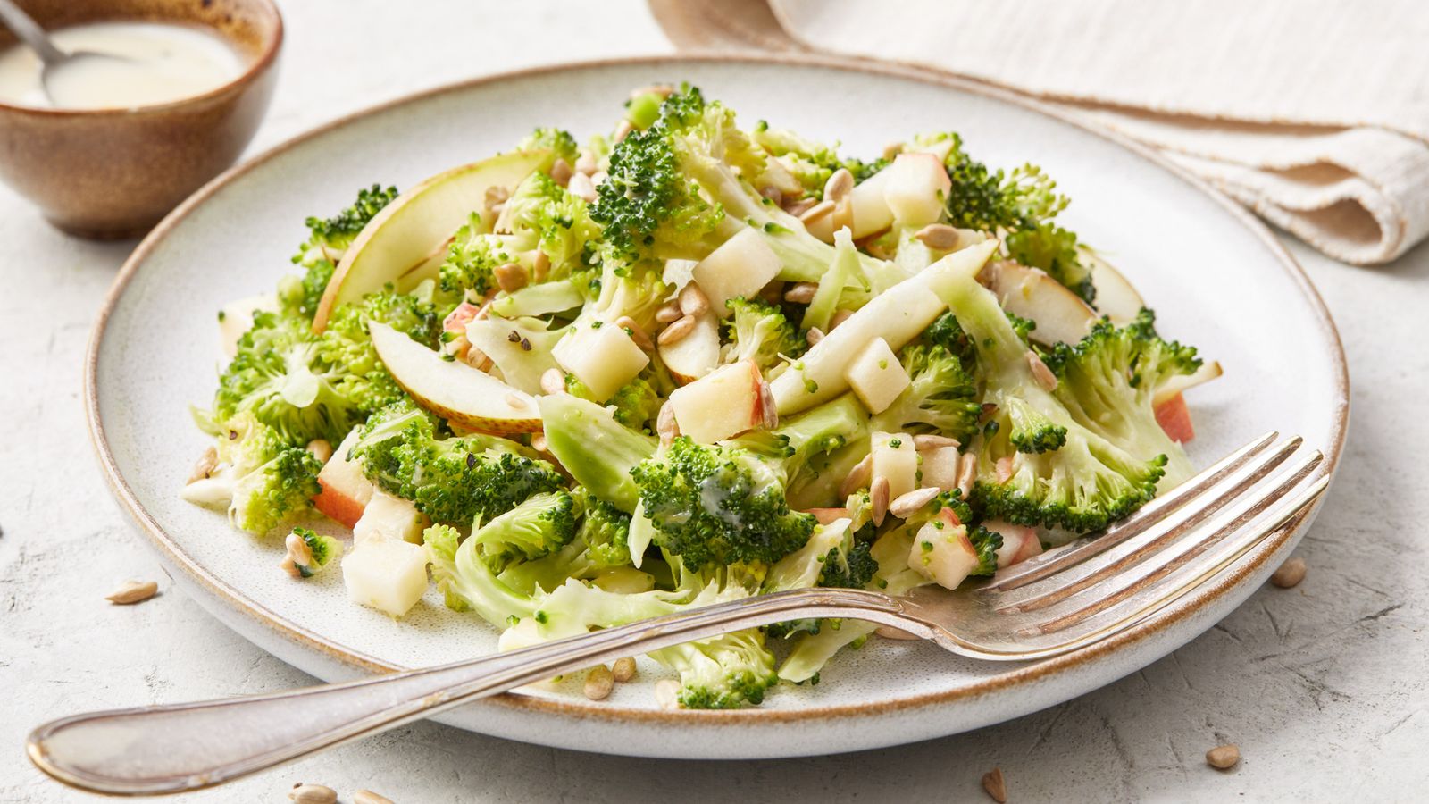 Brokkolisalat mit Apfel und Birnen – basisch und rohköstlich