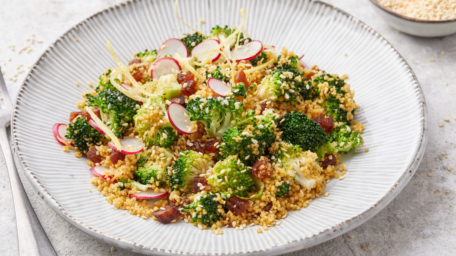 Brokkoli-Salat mit Couscous und Radieschen