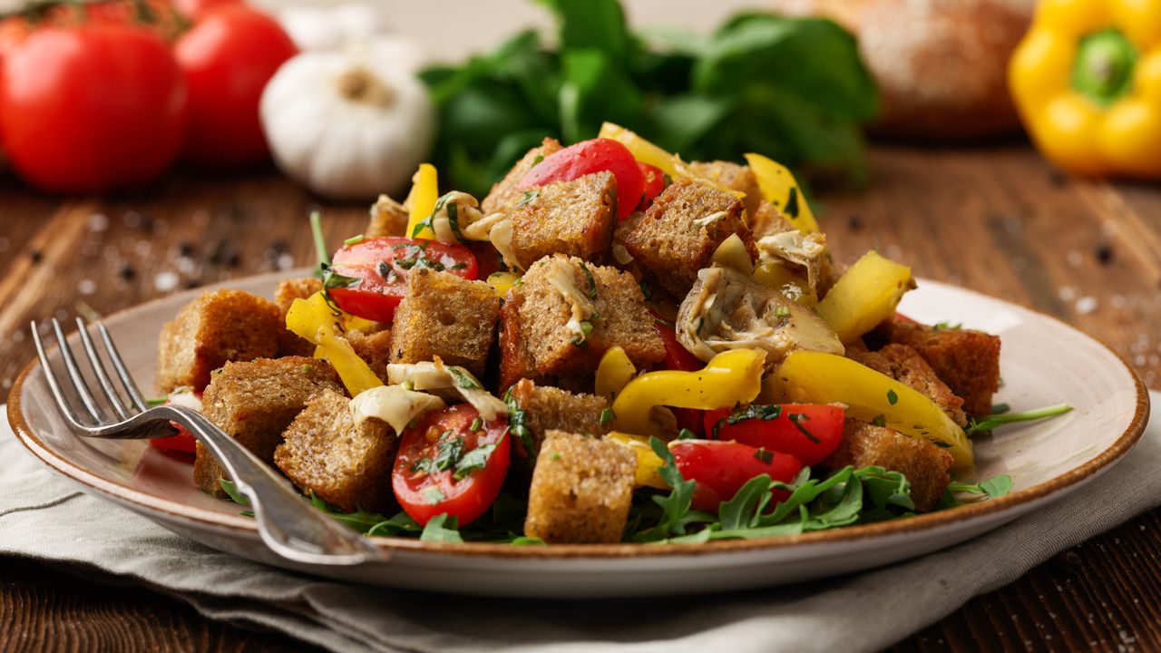 Italienischer Brotsalat auf einem braunen Teller serviert