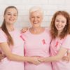 Drei Generationen in pinkfarbenen T-Shirts