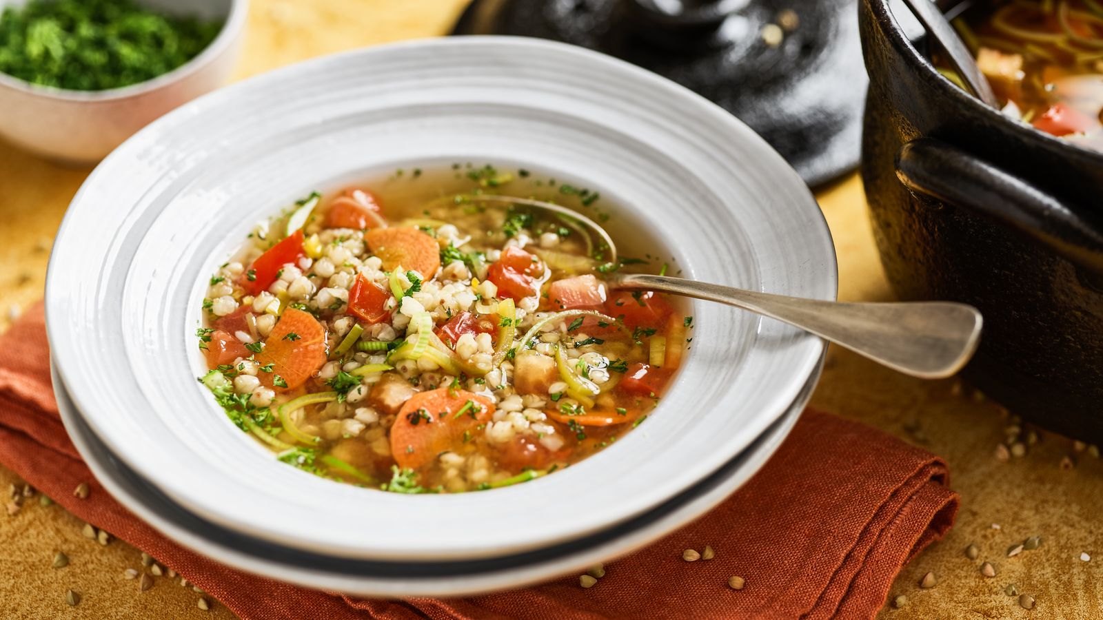 Buchweizensuppe in weisser Schale serviert