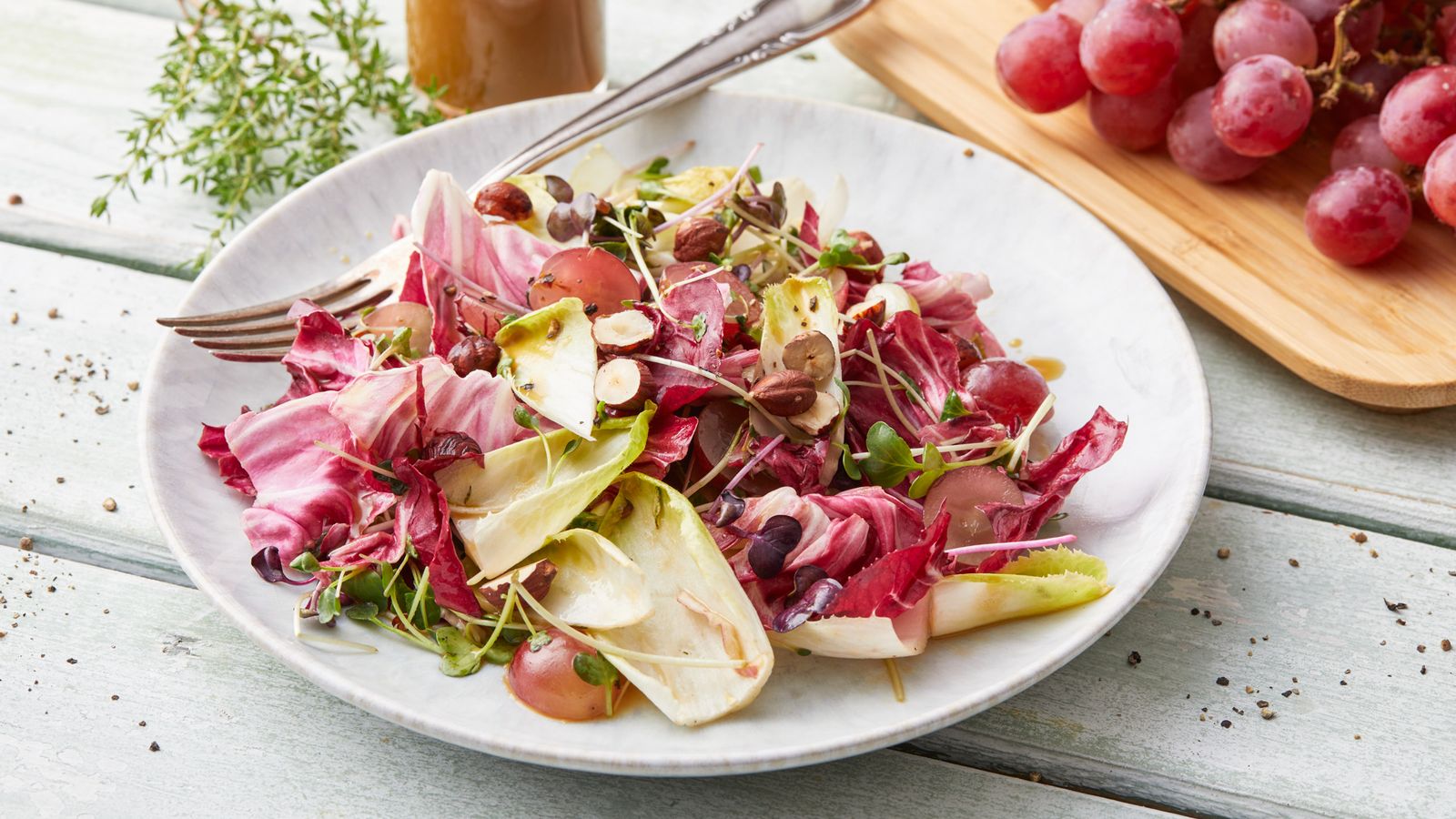 Knackiger Blattsalat mit Trauben und Balsamico-Dressing