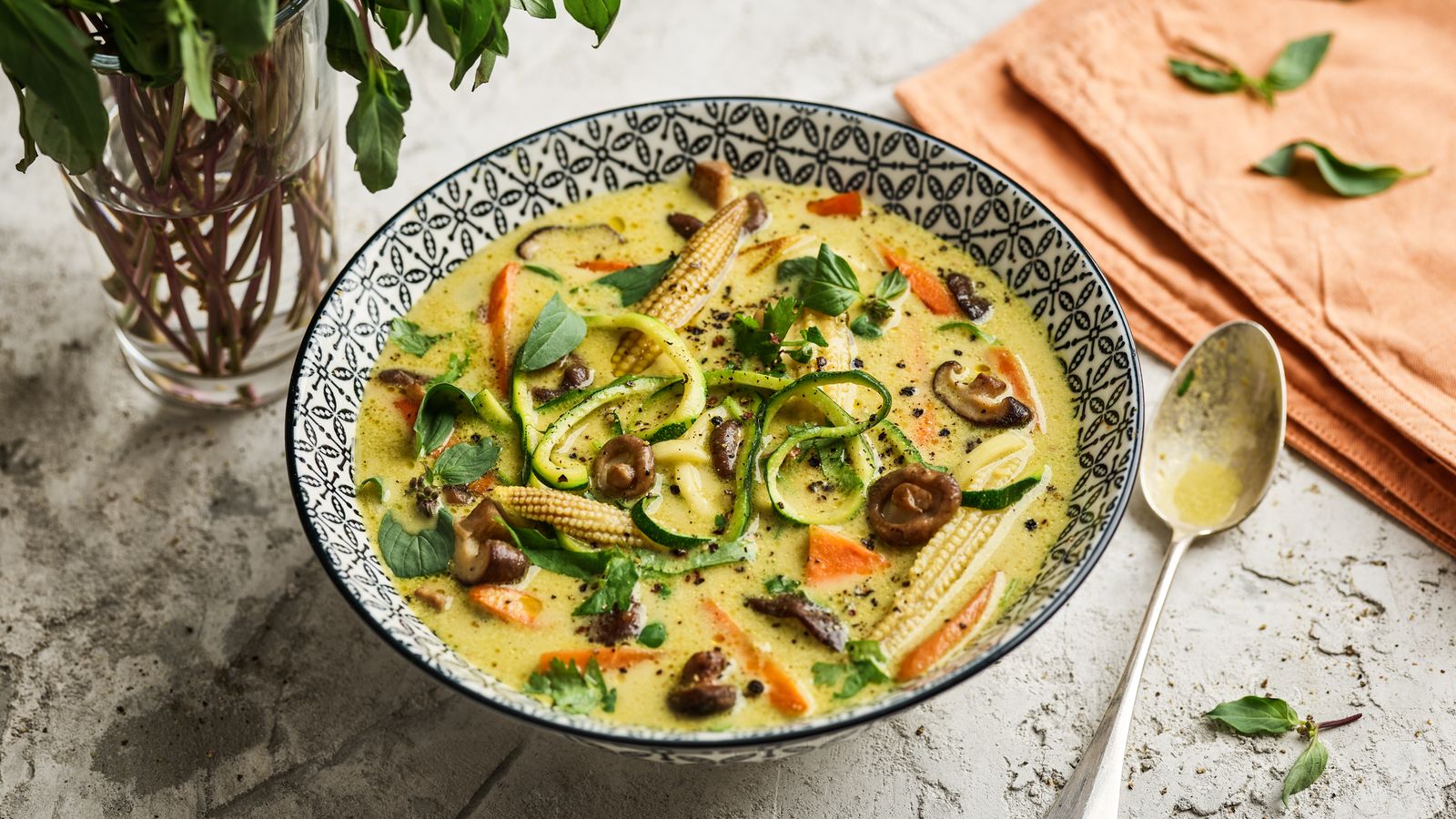 Grünes Thai-Curry an Zucchini-Spaghetti