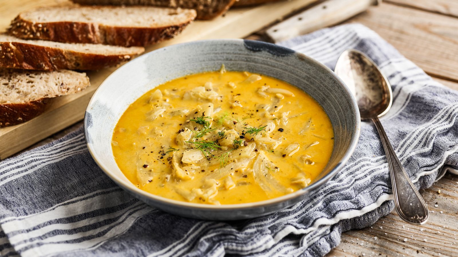 Fenchel-Curry-Suppe in einer grauen Schale serviert