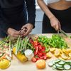 Zwei Frauen kochen gemeinsam low carb und vegan