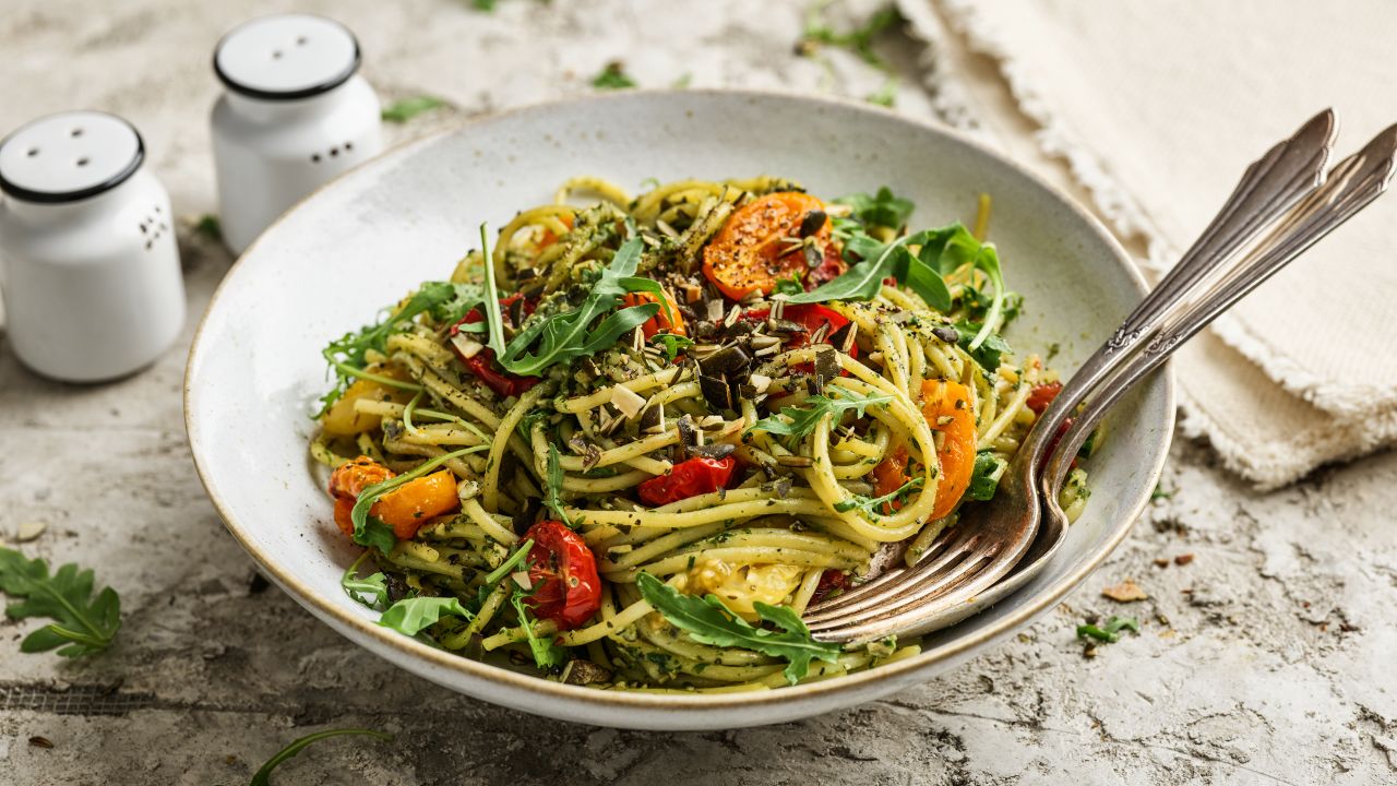 Pesto aus Rucola an Mais-Spaghetti - ölfrei und glutenfrei