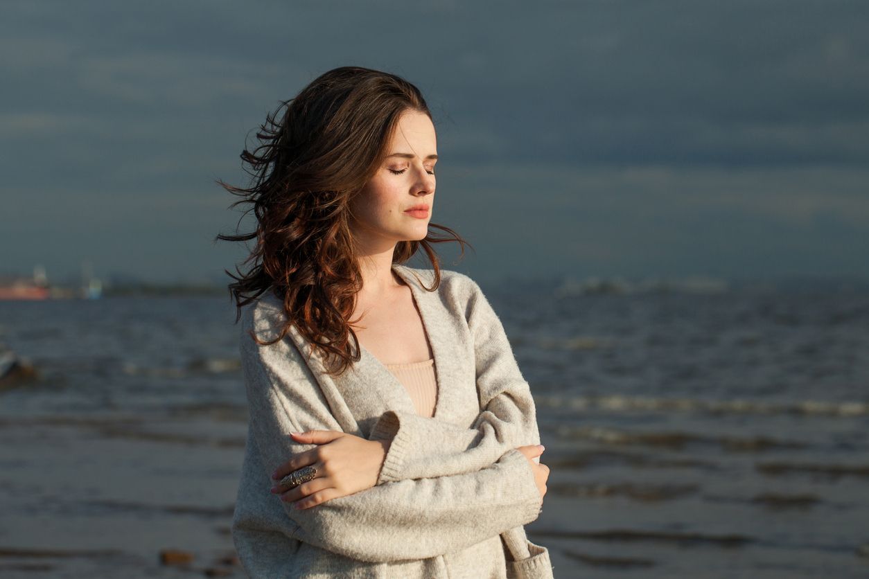 Junge brünette Dame am Meer
