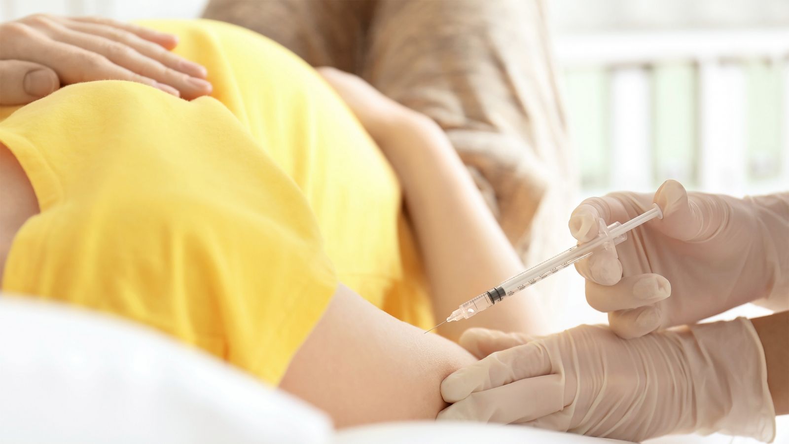 Schwangere Frau wird gegen Grippe geimpft