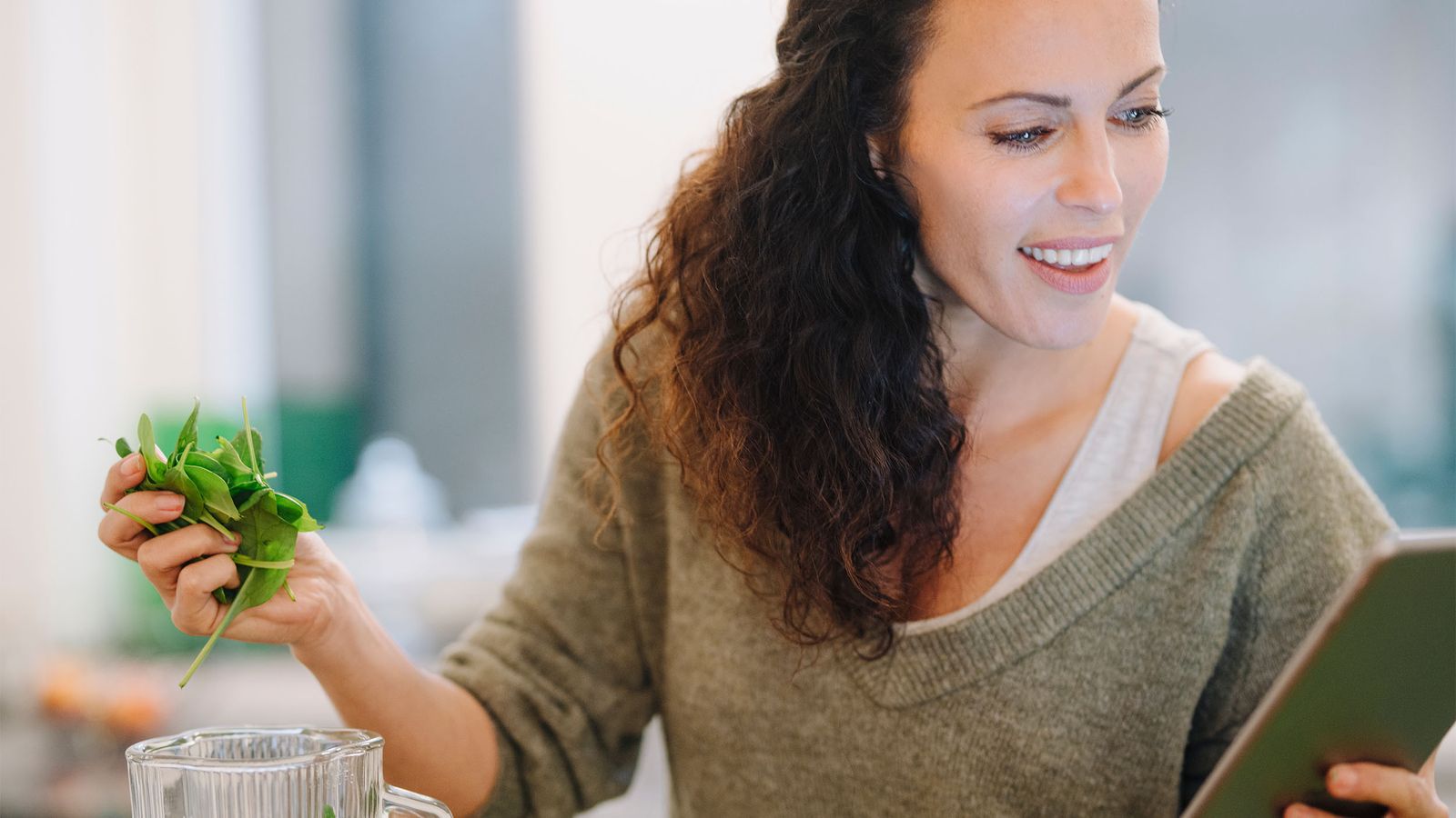 Eine Frau macht einen selbstgemachten Smoothie