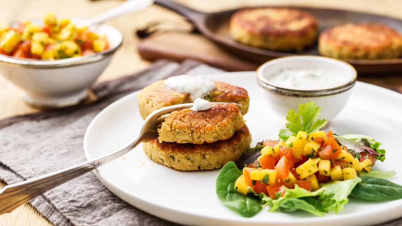 Linsen Taler Mit Feinem Dip Und Salat