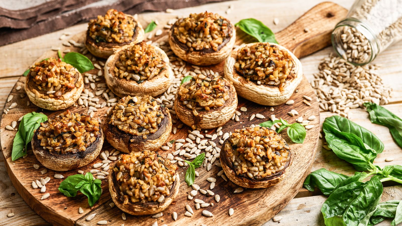 Gefüllte Champignons auf einem Brett