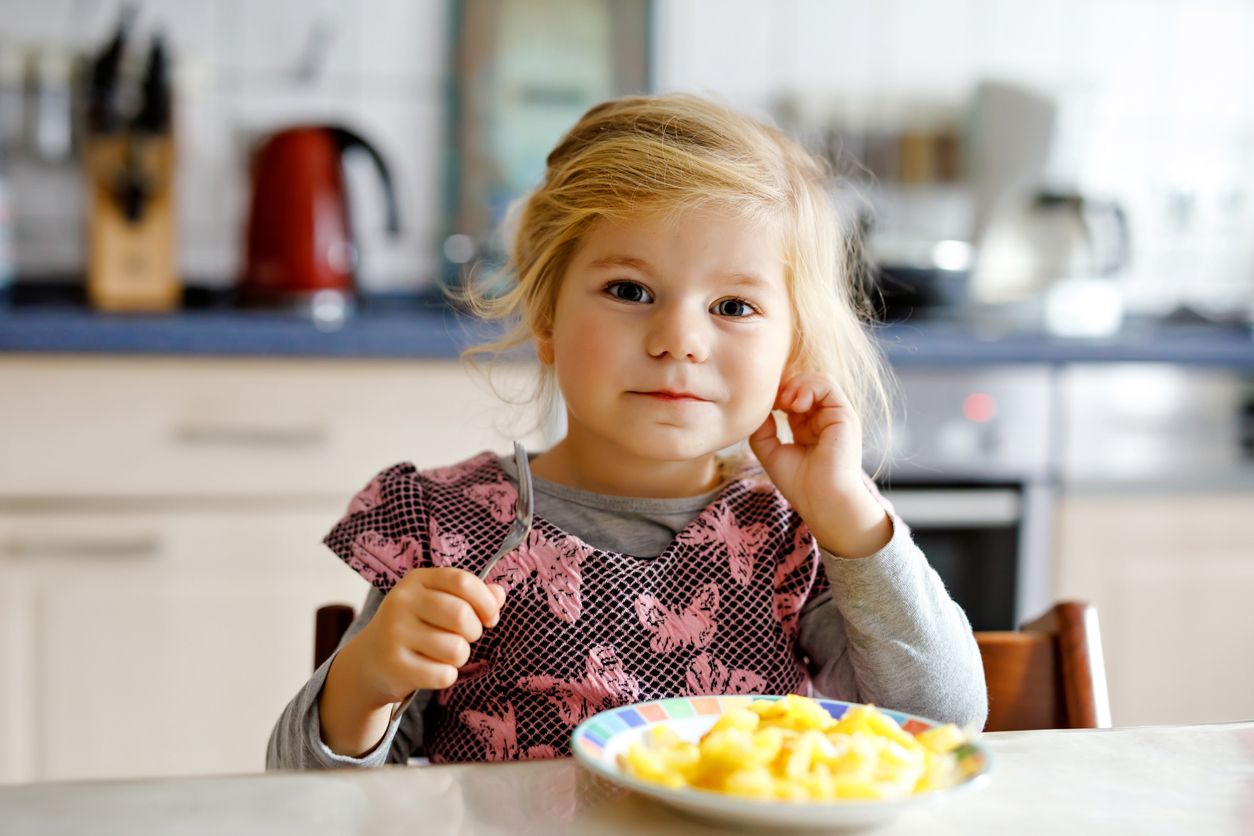 Schönes Mädchen isst gesunde Bratkartoffeln zum Mittagessen