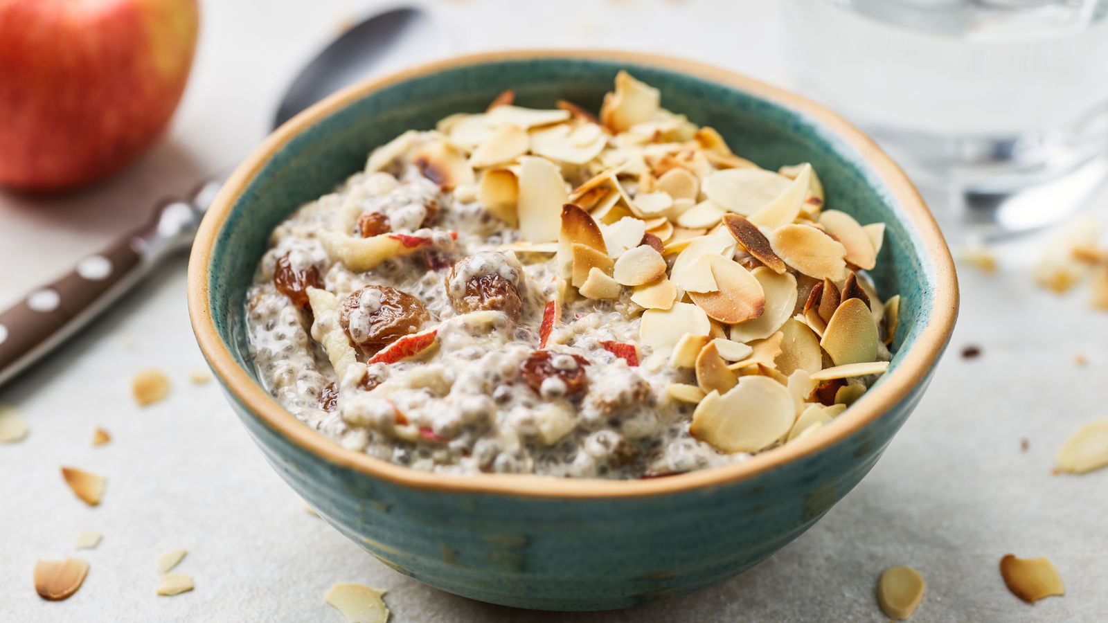 Pudding mit Chiasamen, Apfel und Zimt in einer türkisen Schüssel serviert