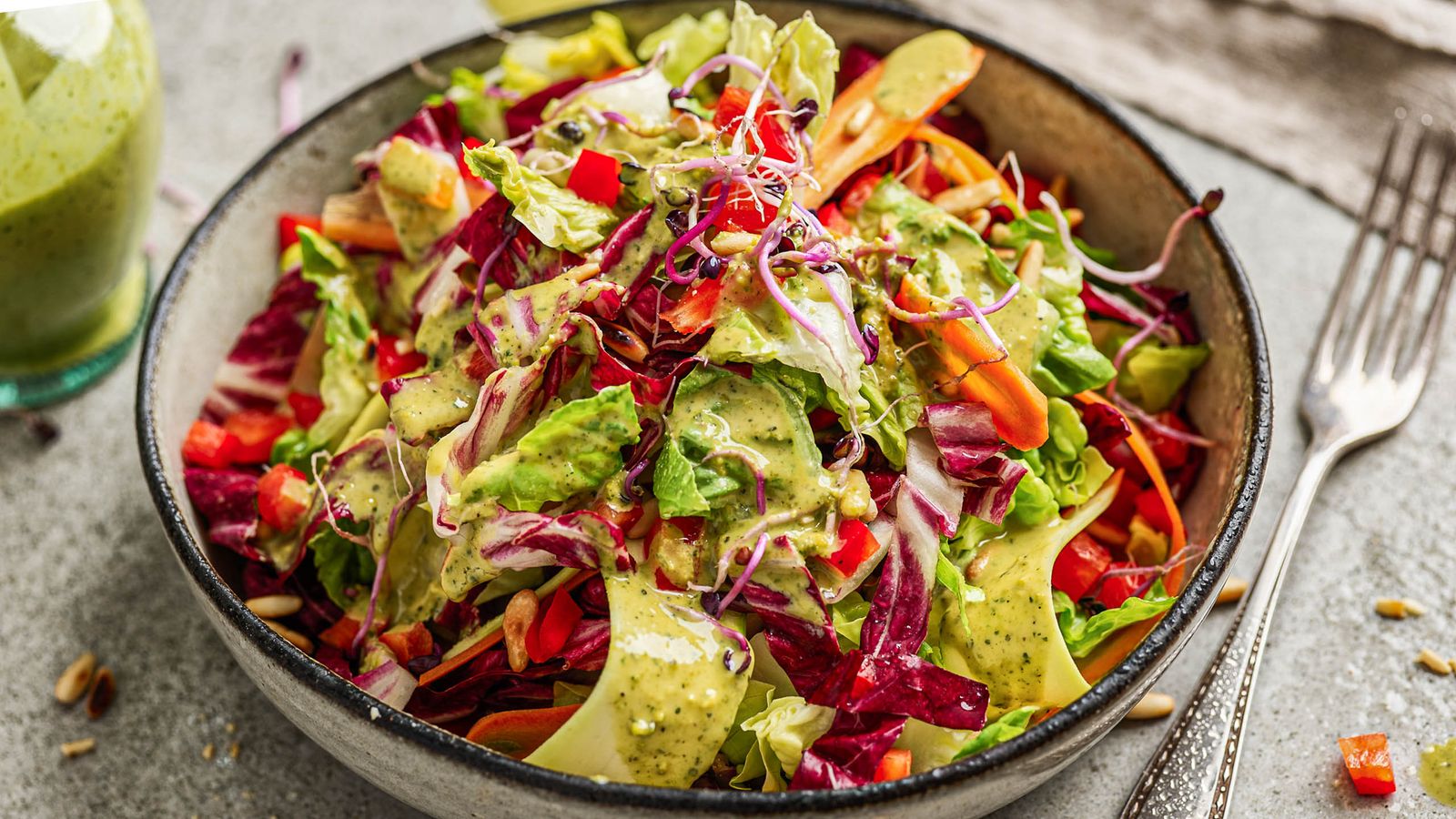 Chicorée-Romana-Salat in einer Schale serviert