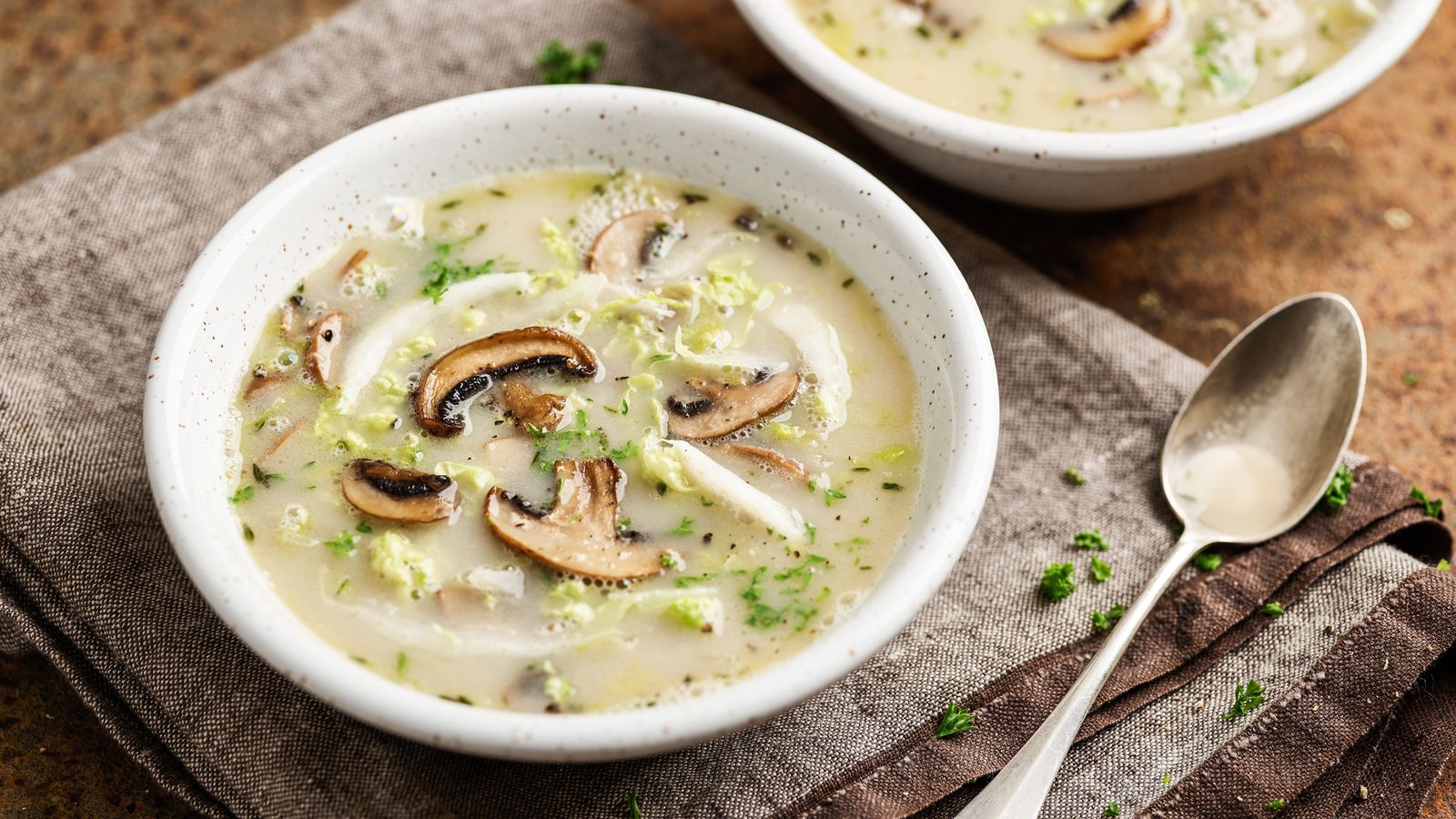Chinakohl-Kastanien-Suppe in einer weissen Schale serviert