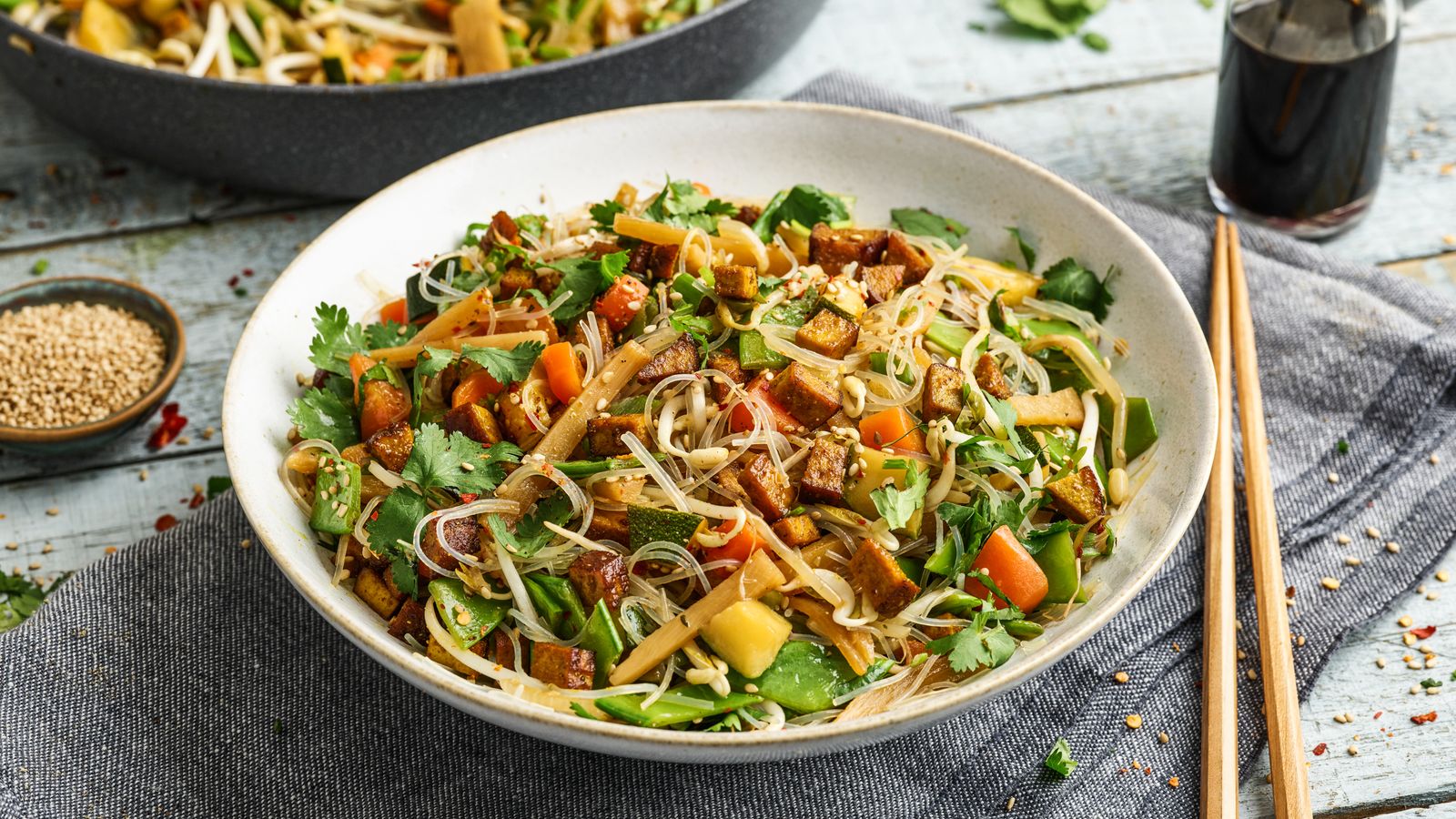 Chinapfanne mit Gemüse und Glasnudeln