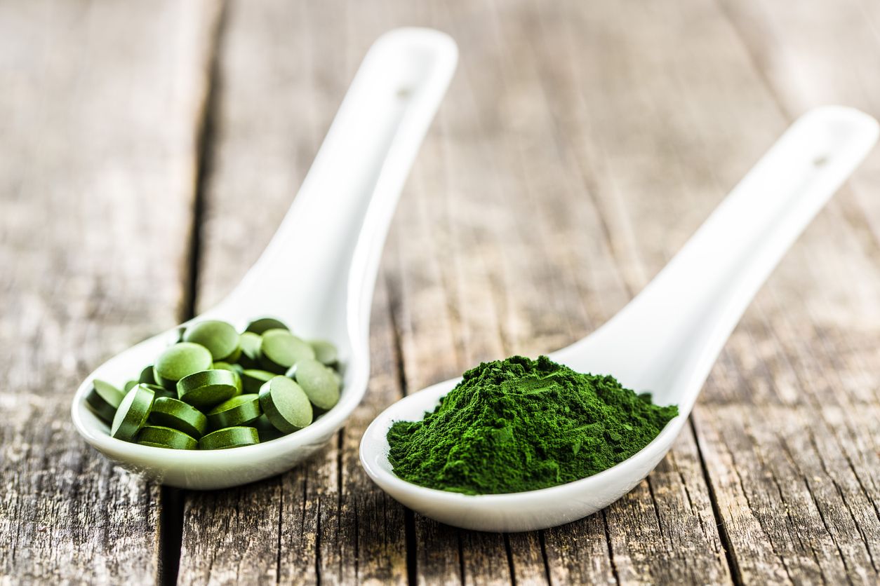 Grüne Chlorella-Pillen