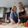 Couple cooks the online course at home