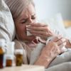 Frau liegt mit Covid im Bett