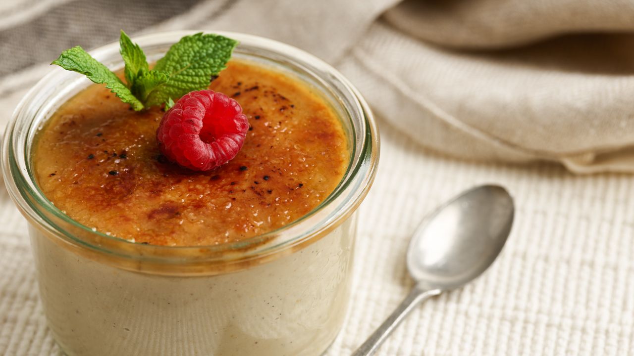 Crema Catalena in einem Glas serviert