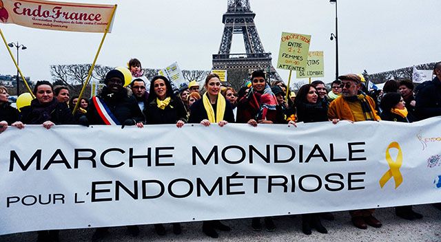 Demo gegen Endometriose in Paris