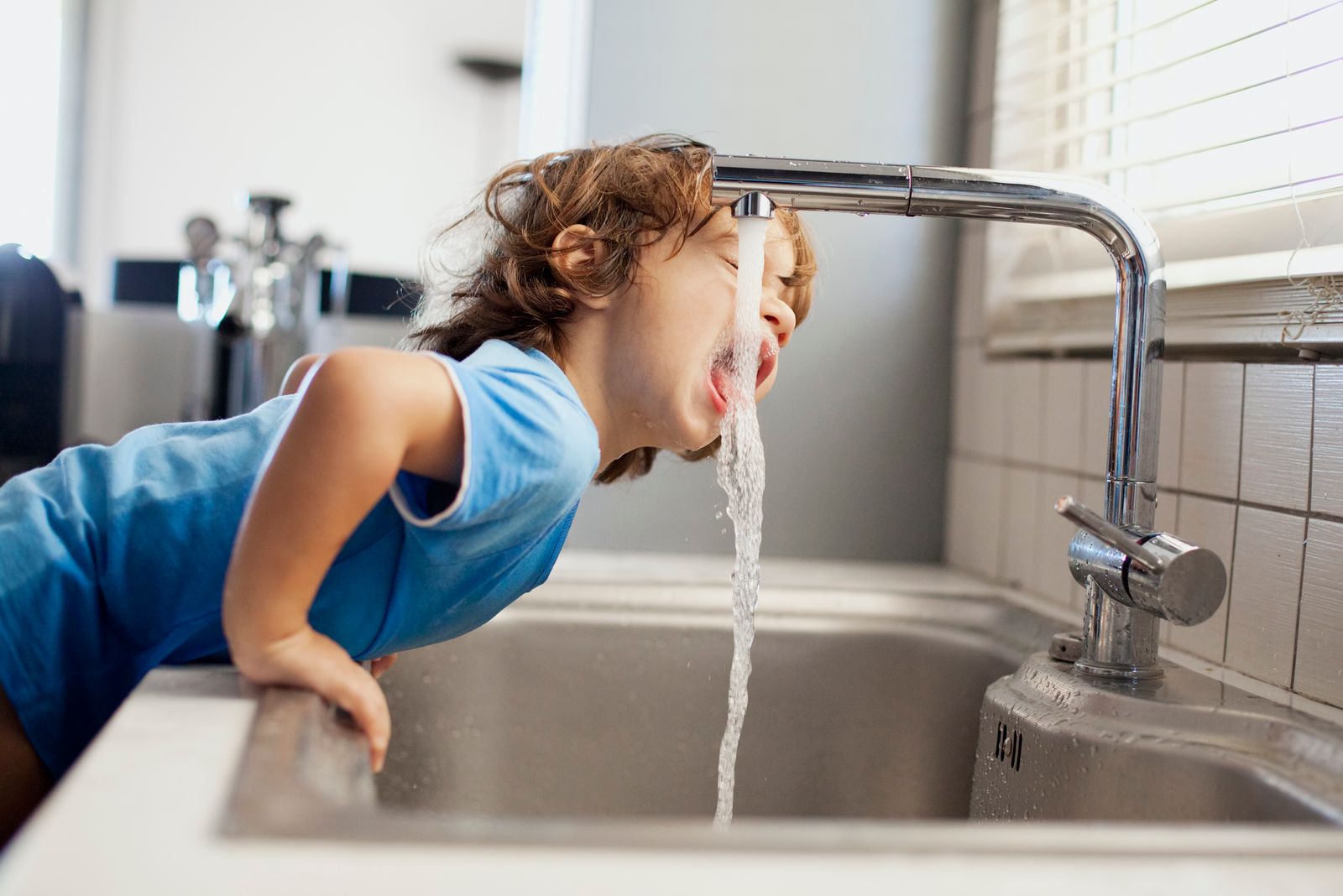 Kind trinkt Leitungswasser