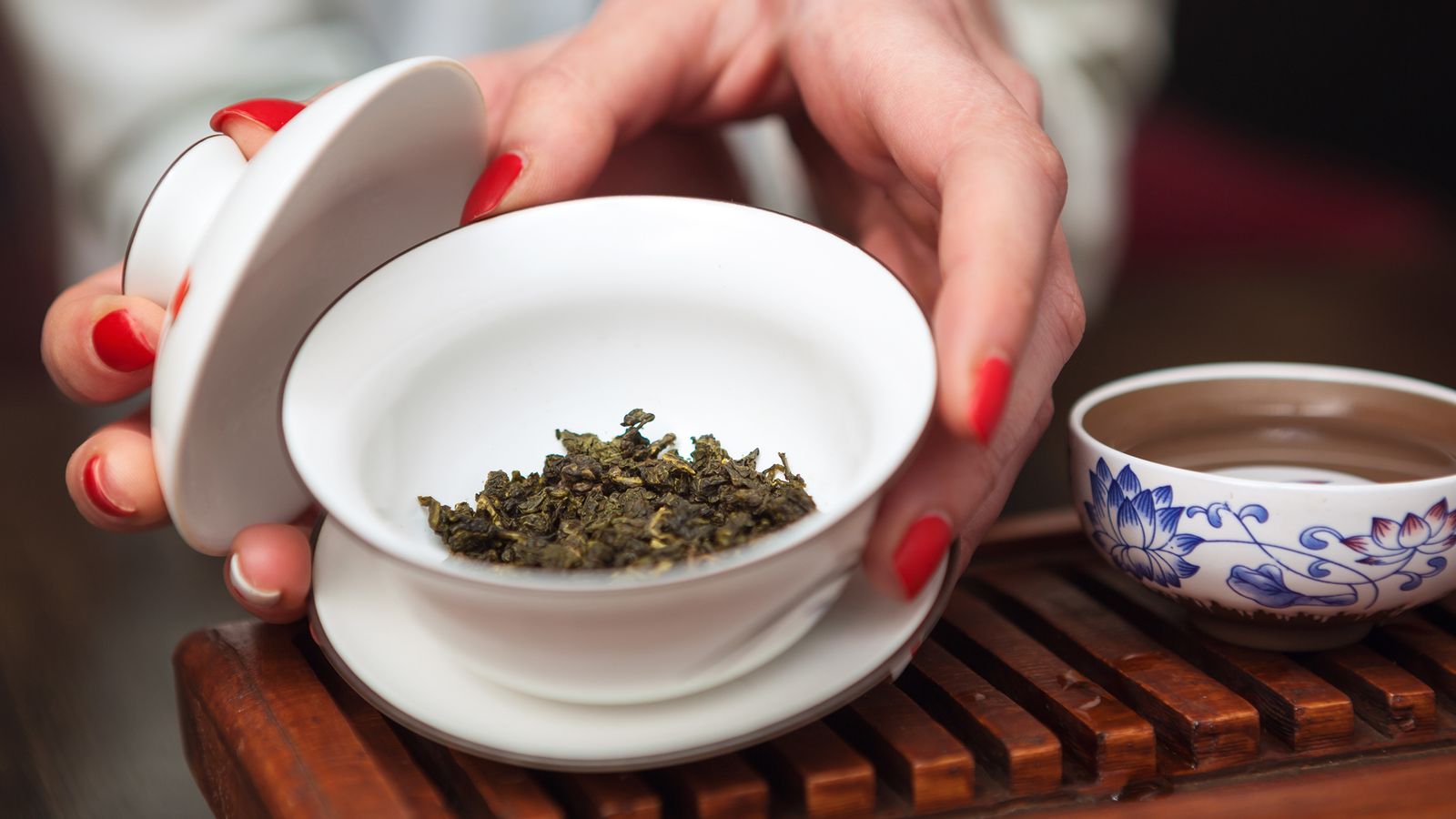 Getrockneter Oolong-Tee in einer weissen Schale