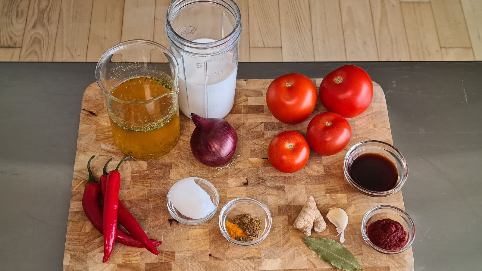 1.Schritt  Leckere Tomatencremesuppe mit Kokosmilch verfeinert.