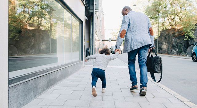 Ein Kind geht mit seinem Vater spazieren