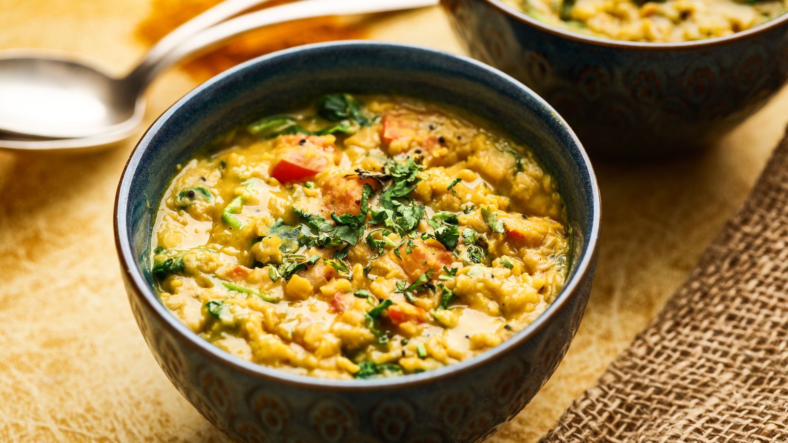 Dal aus Mungbohnen mit Spinat in einer Schüssel angerichtet