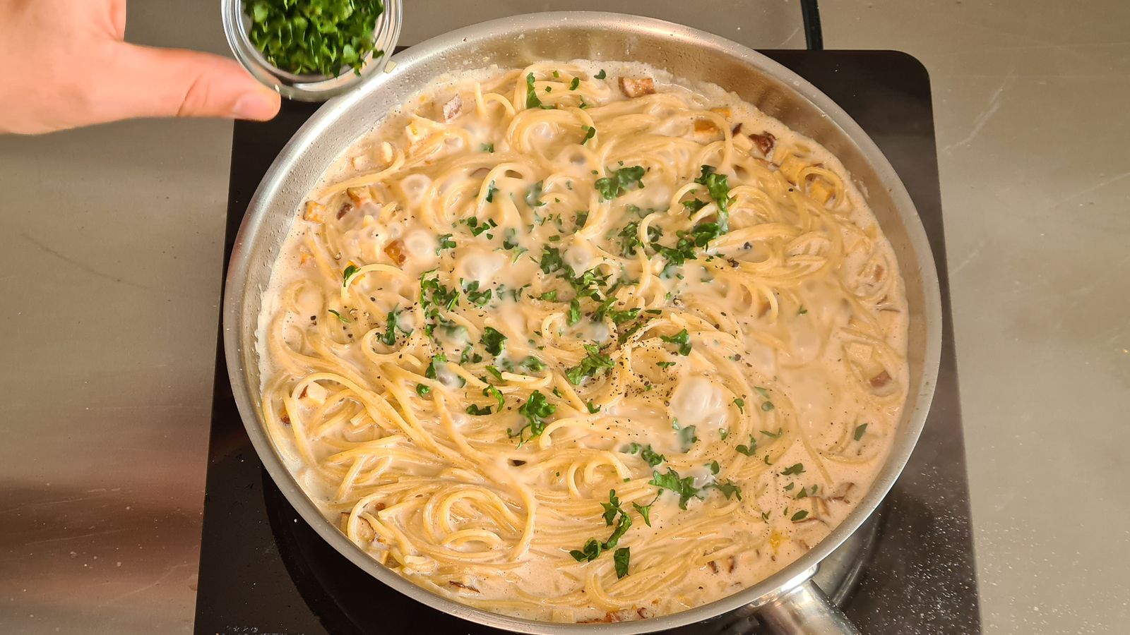 5.Schritt  Spaghetti Carbonara – cremig, rauchig und vegan
