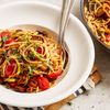 Spaghetti Tricolore auf einem weissen Teller serviert