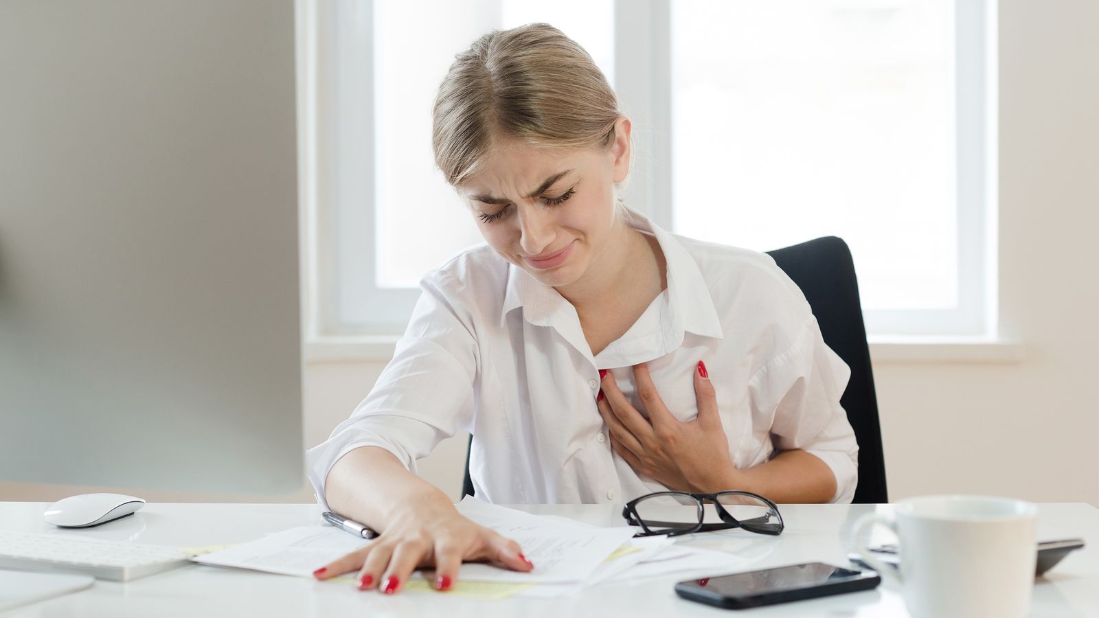 Frau mit Herzrythmusstörungen hat Schmerzen in der Brust