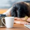 Eine junge Frau ist dehydriert und müde