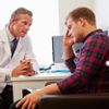 Arzt behandelt männlichen Patienten leidet mit Depression