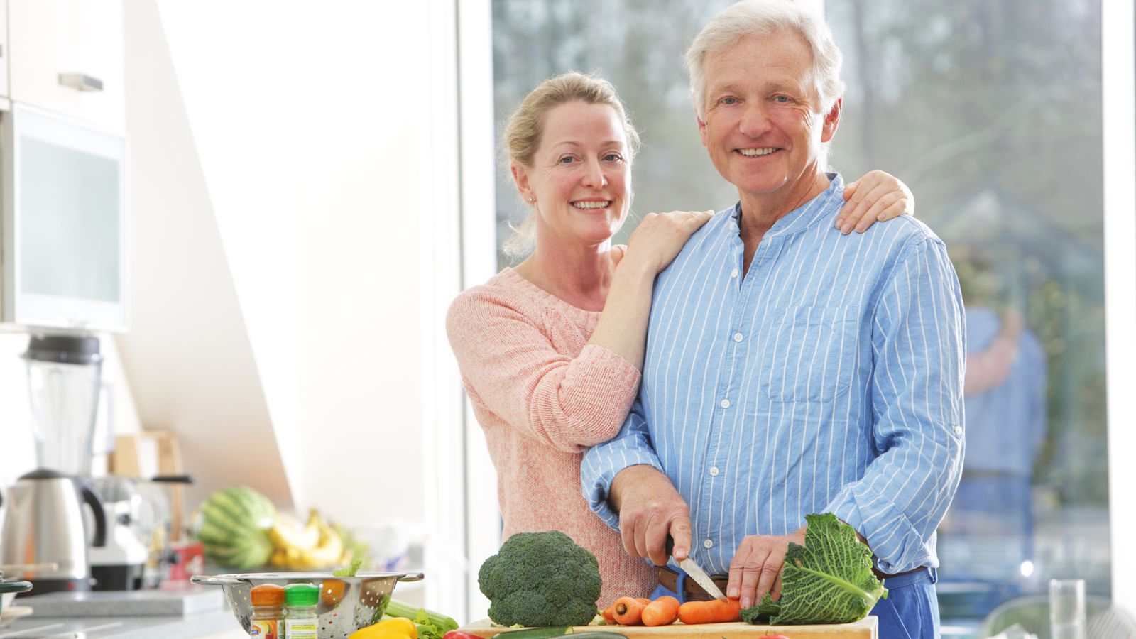 Altes Paar kocht Gemüse zur Diabetes-Vorbeugung