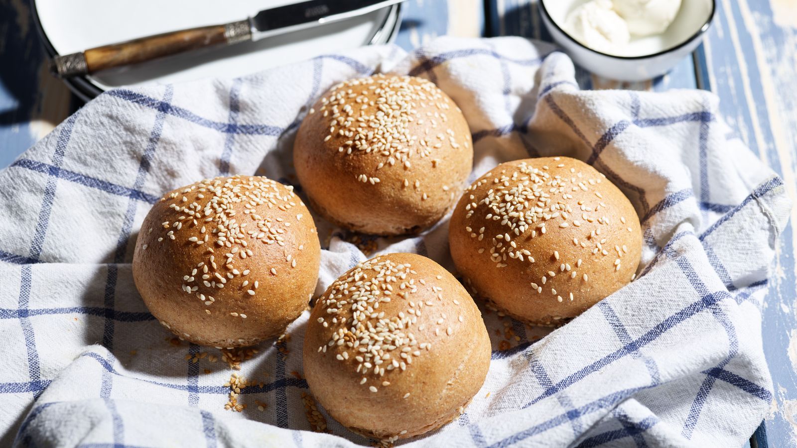 Burger-Brötchen aus Dinkel auf einem Tuch serviert