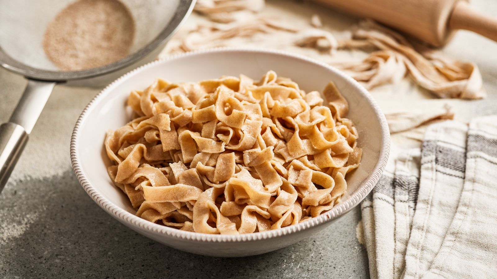 Selbst gemachte Dinkel Tagliatelle in einer Schale serviert