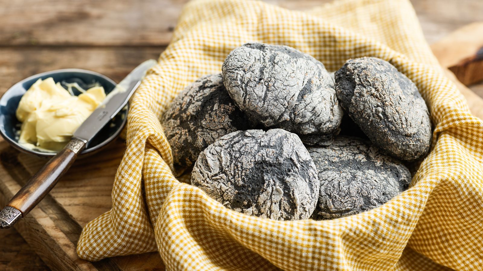 Schwarze Dinkel-Brötchen