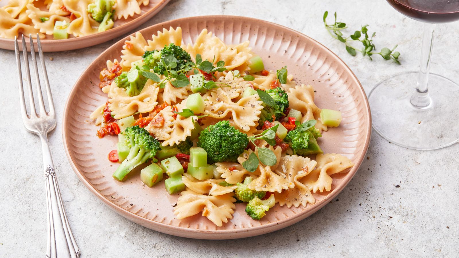 Pasta mit Brokkoli, Knoblauch und getrockneten Tomaten