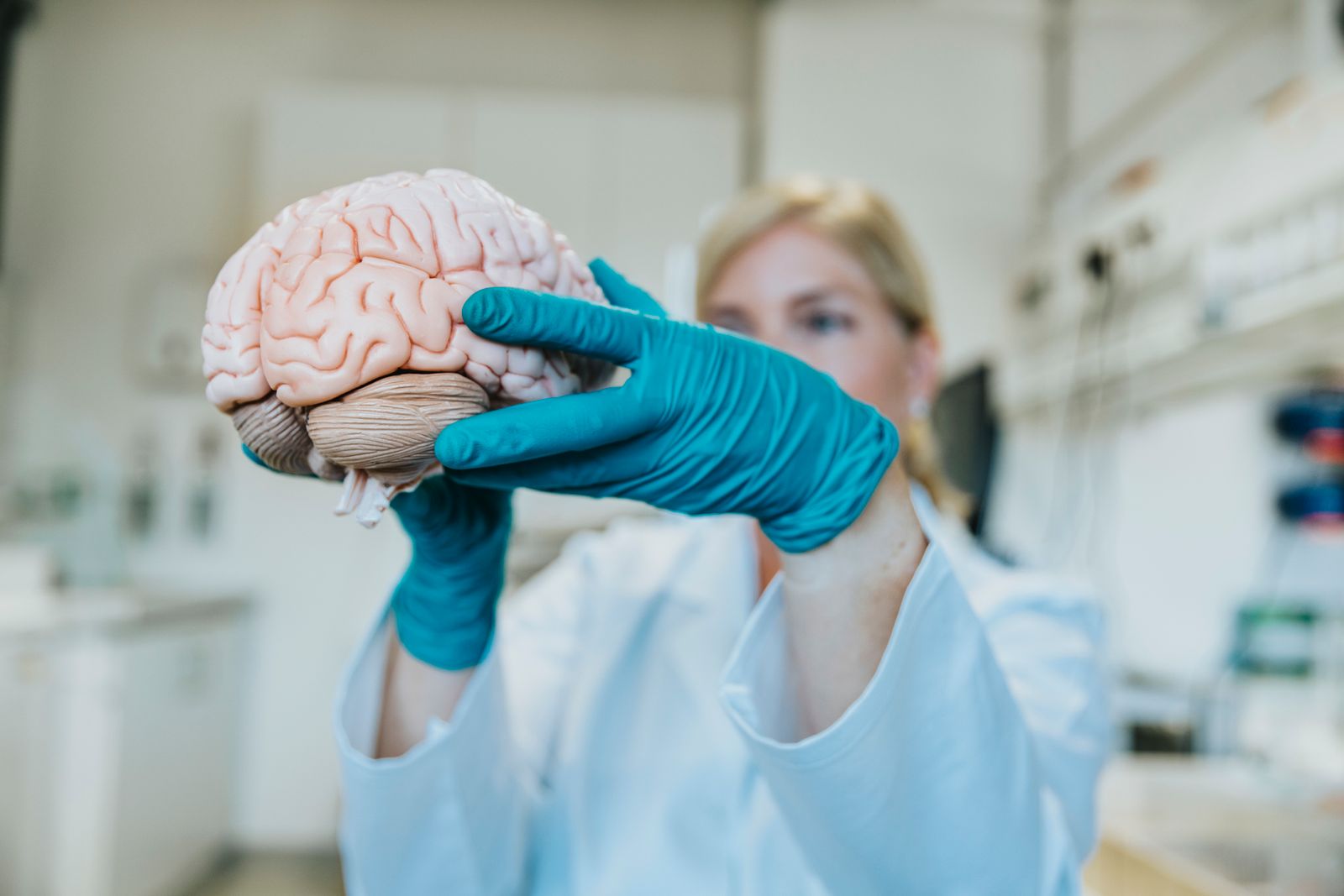 Forscherin mit Gehirn