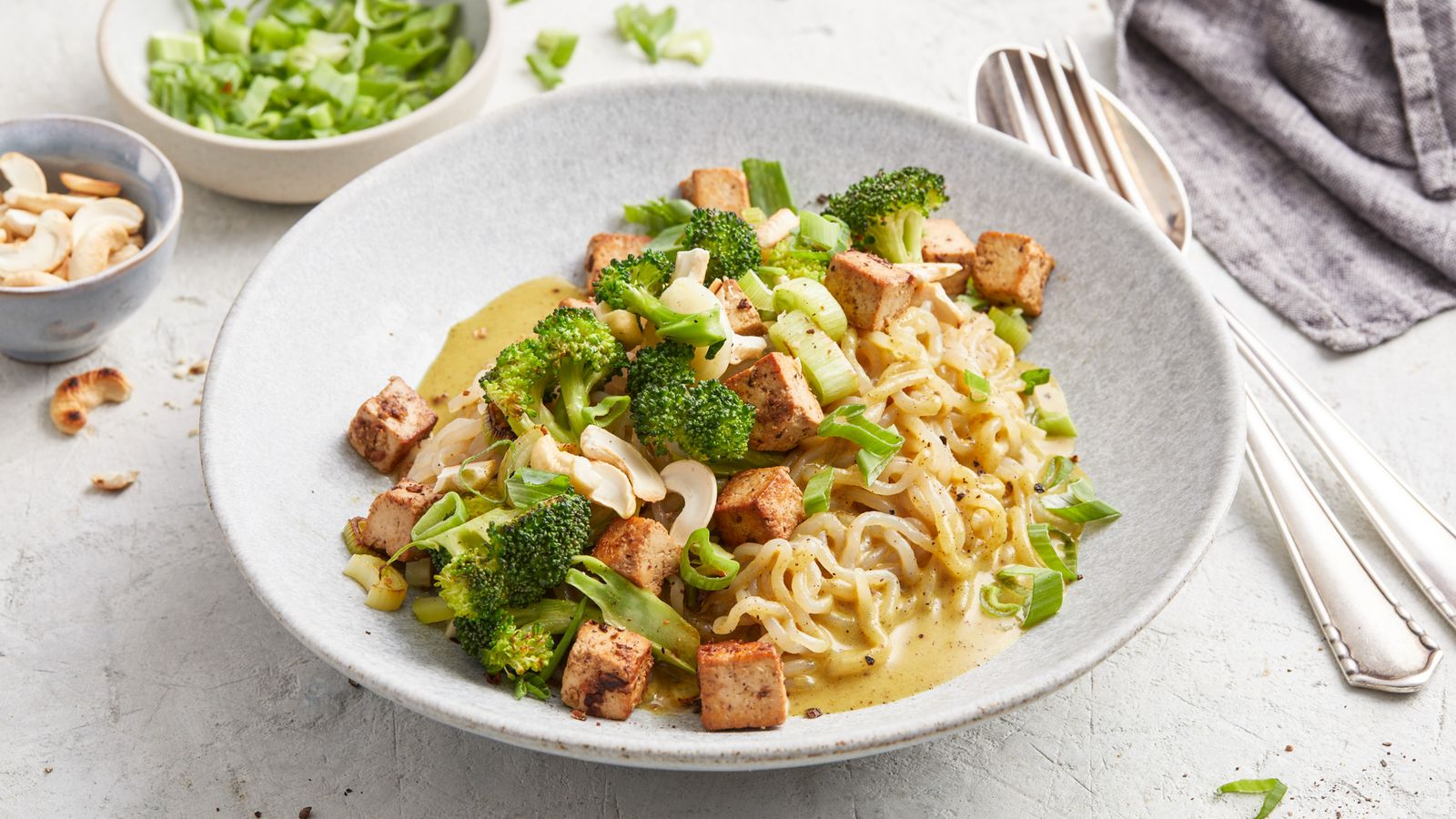 Konjaknudeln mit Currysauce, gebratenem Tofu und Brokkoli
