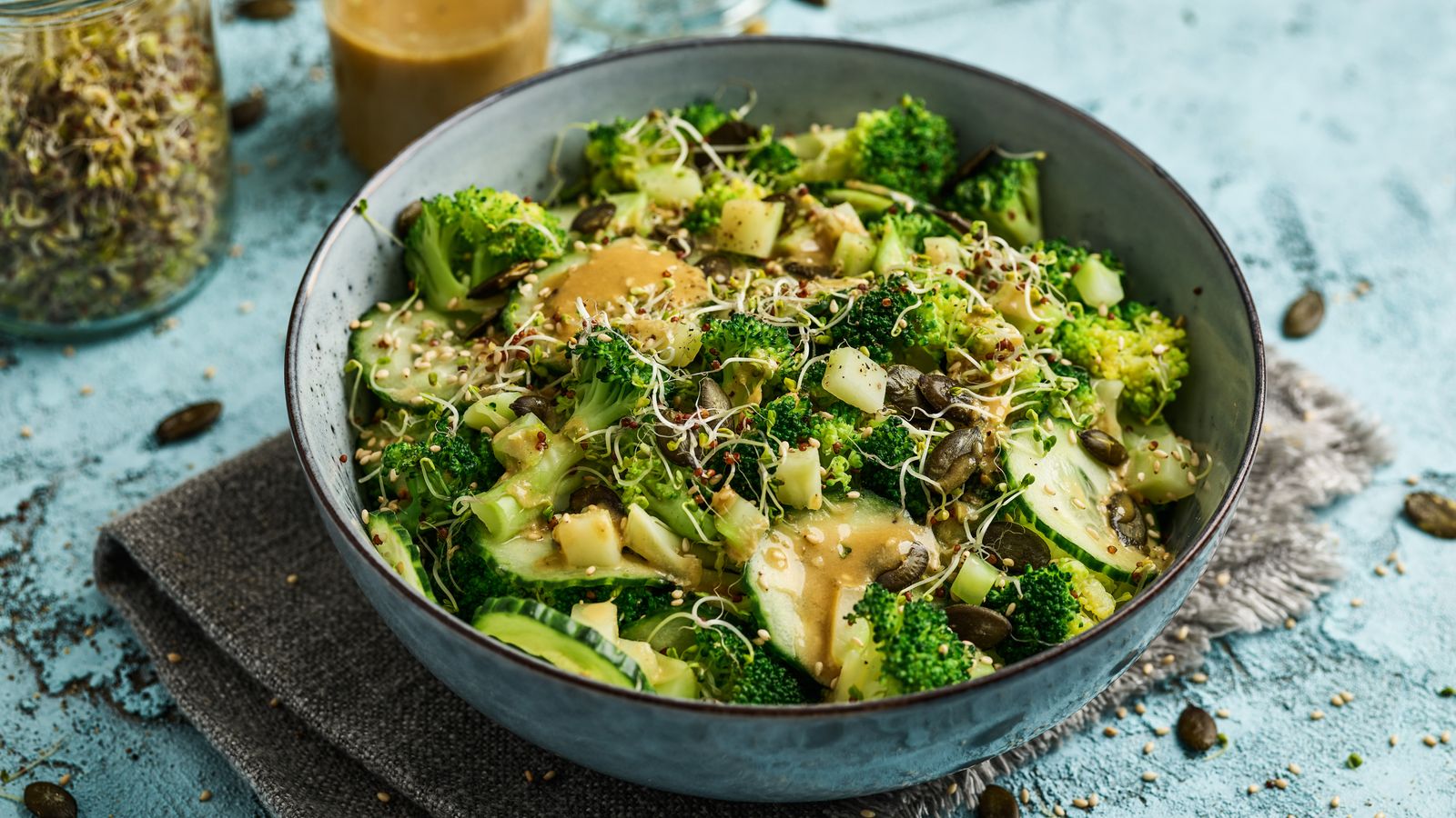 Brokkoli-Salat mit Sprossen