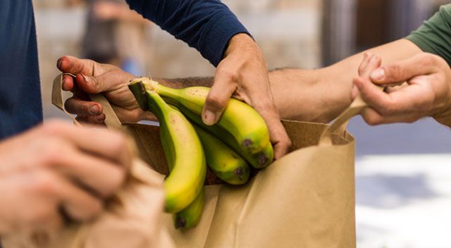 Bananen werden gekauft