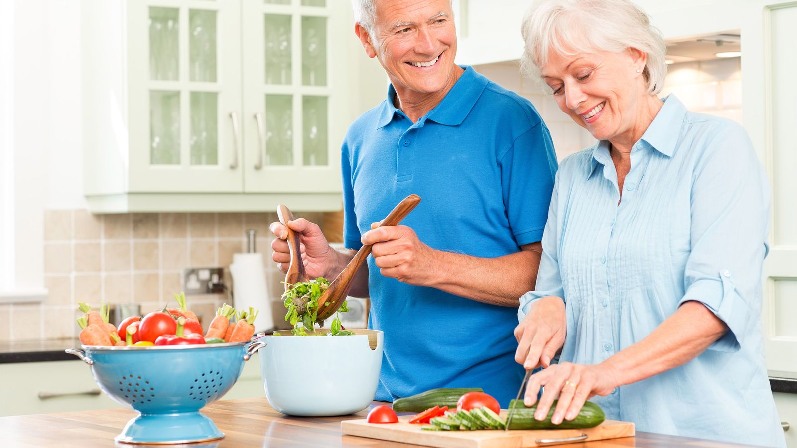 Älteres Paar kocht gesund und beugt somit Krebs vor