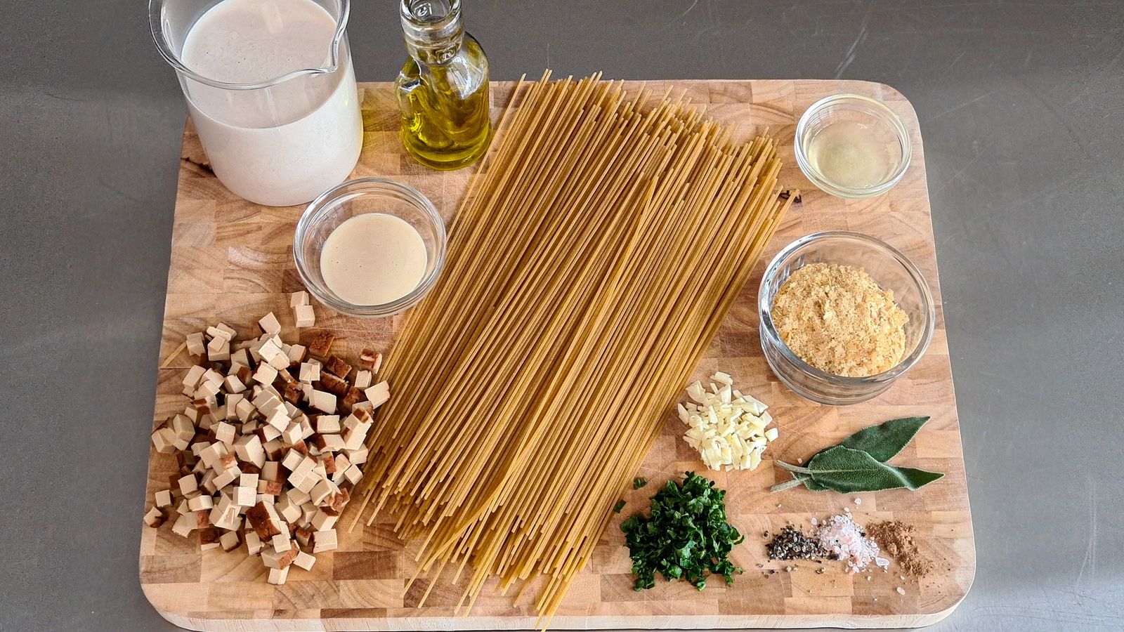 1.Schritt  Spaghetti Carbonara – cremig, rauchig und vegan
