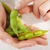 Edamame in der Hand