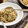 Spaghetti Carbonara auf weissem Teller serviert